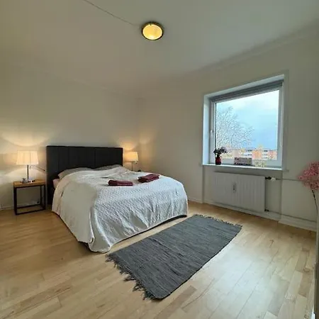 Stor Og Lys Lejlighed I Hjertet Af *